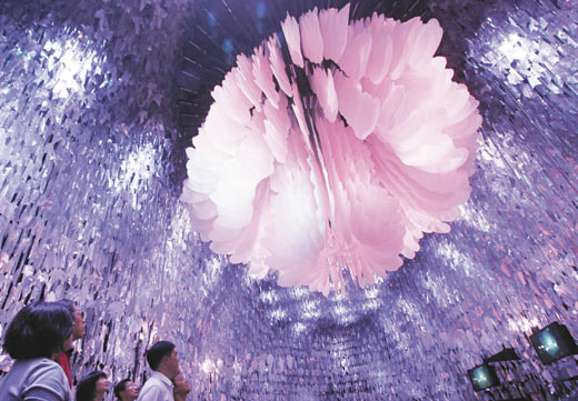 花博“夢想館”二廳的巨大花瓣迷宮,讓參觀民眾化身昆蟲,穿梭在花瓣迷宮中,透過傳遞花粉過程,感受植物與昆蟲的互利合作關系。圖片來源:臺灣《聯合報》