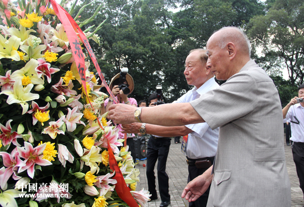 黃埔軍校同學(xué)會(huì)會(huì)長(zhǎng)林上元（右）和臺(tái)灣退役上將、中華戰(zhàn)略學(xué)會(huì)理事長(zhǎng)王文燮共同整理花籃挽聯(lián)。