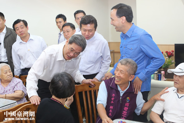 時政，兩岸關系，國臺辦主任張志軍前往新北市土城頂埔公共托老中心參訪，與老人閑話家常。