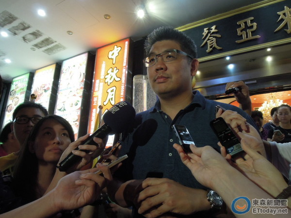 連勝文晚間出席第一個民間挺連后援會成立大會，也響應赴港演講的內容。
