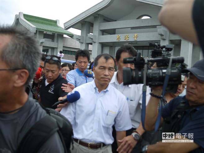 葉匡時到殯儀館向家屬致哀慰問。 葉匡時到殯儀館向家屬致哀慰問。