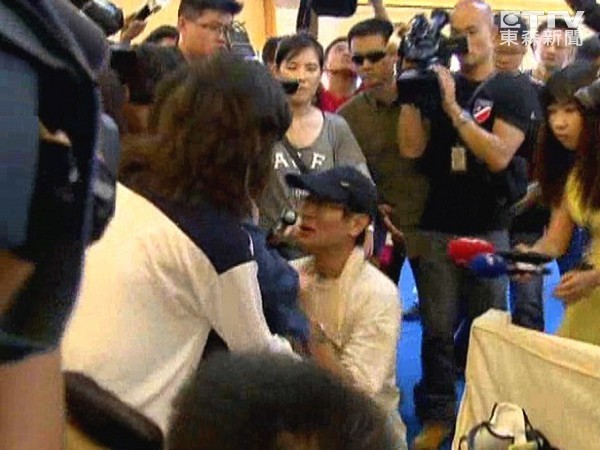 痛失妻兒的拉面店老板向陳菊下跪 痛失妻兒的拉面店老板向陳菊下跪