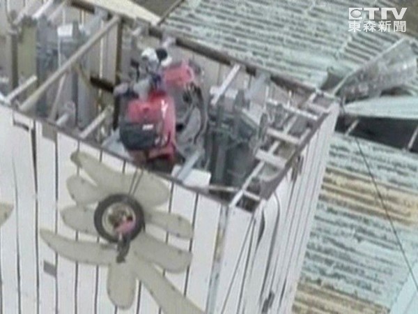 王老板妻兒想起店內插頭沒有拔,擔心會釀禍,就連忙騎機車要到店里,半路卻被氣爆炸飛 王老板妻兒想起店內插頭沒有拔,擔心會釀禍,就連忙騎機車要到店里,半路卻被氣爆炸飛