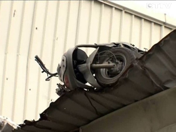 王老板妻兒想起店內插頭沒有拔,擔心會釀禍,就連忙騎機車要到店里,半路卻被氣爆炸飛 王老板妻兒想起店內插頭沒有拔,擔心會釀禍,就連忙騎機車要到店里,半路卻被氣爆炸飛