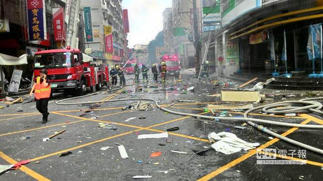 新北市新店區安康路某大樓中午12時許驚傳氣爆 新北市新店區安康路某大樓中午12時許驚傳氣爆