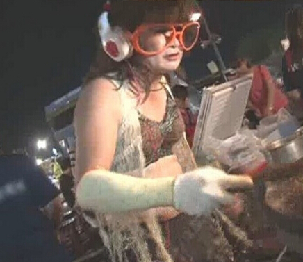 彰化夜市烤肉哥男扮女裝搶生意。(臺媒圖) 彰化夜市烤肉哥男扮女裝搶生意。(臺媒圖)