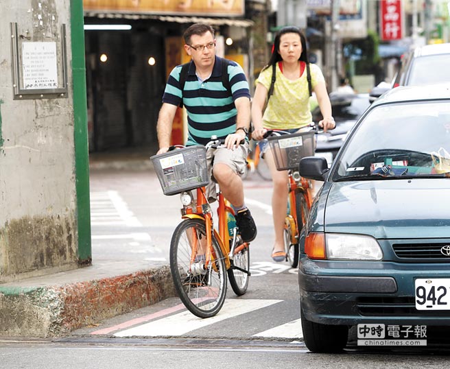 國民黨臺北市長參選人連勝文日前才提出YouBike政策，但“車不讓人”的投訴卻越來越多，今年至今已超過700件。昨（31）日被問到相關(guān)情形該如何因應(yīng)時表示，計劃將臺北市的自行車道長度增加至70公里，希望解決潛在的交通事故問題。