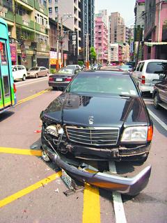 男子開奔馳逆向行車，撞擊對向車道的兩輛汽車。