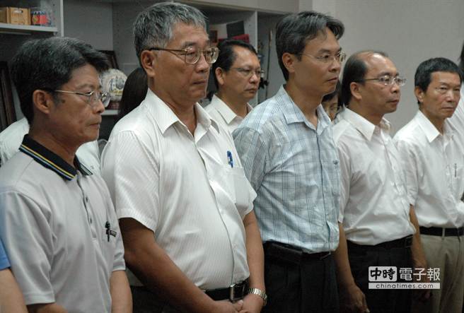 屏東縣政府為餿油案負(fù)責(zé)，5位相關(guān)局、處長(zhǎng)已請(qǐng)辭獲準(zhǔn)