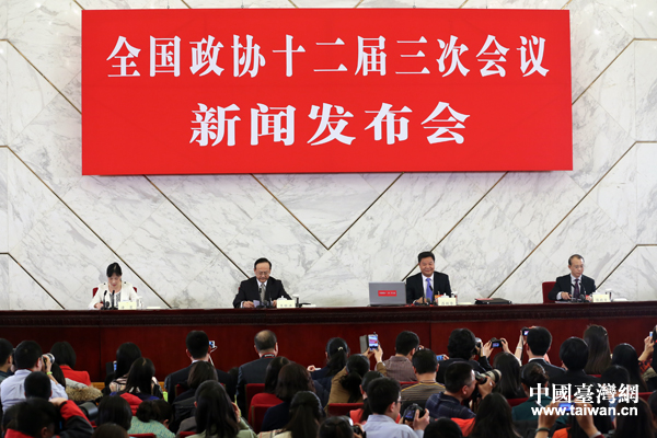 3月2日,全國政協(xié)十二屆三次會議新聞發(fā)布會在人民大會堂一層新聞發(fā)布廳舉行 3月2日,全國政協(xié)十二屆三次會議新聞發(fā)布會在人民大會堂一層新聞發(fā)布廳舉行