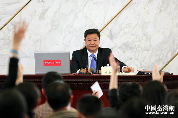 3月2日,全國政協(xié)十二屆三次會議新聞發(fā)布會在人民大會堂一層新聞發(fā)布廳舉行。圖為新聞發(fā)言人呂新華 3月2日,全國政協(xié)十二屆三次會議新聞發(fā)布會在人民大會堂一層新聞發(fā)布廳舉行。圖為新聞發(fā)言人呂新華