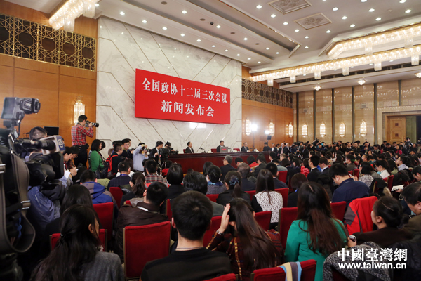 3月2日,全國政協(xié)十二屆三次會議新聞發(fā)布會在人民大會堂一層新聞發(fā)布廳舉行 3月2日,全國政協(xié)十二屆三次會議新聞發(fā)布會在人民大會堂一層新聞發(fā)布廳舉行