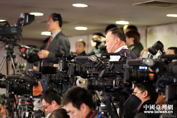 3月2日,全國政協(xié)十二屆三次會議新聞發(fā)布會在人民大會堂一層新聞發(fā)布廳舉行。圖為現(xiàn)場記者。 3月2日,全國政協(xié)十二屆三次會議新聞發(fā)布會在人民大會堂一層新聞發(fā)布廳舉行。圖為現(xiàn)場記者。