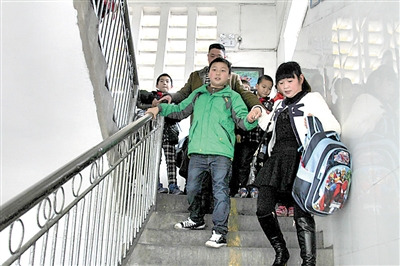 16歲少女產(chǎn)子后將孩子從二樓扔下致其患腦癱(圖)