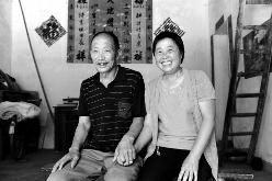 昨日下午4時許,柯長桂和老伴在屋子高興地拍合影