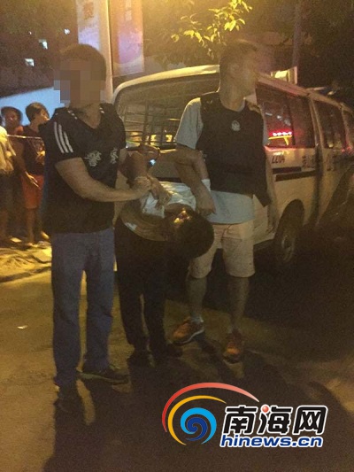 海口男子加油站內欲澆油自殘 已被警方控制 海口男子加油站內欲澆油自殘 已被警方控制