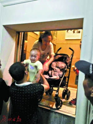 小區(qū)電梯12小時內(nèi)兩次急墜物業(yè):剛做完年檢