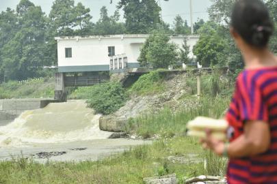 成都一段堤壩沖垮3年仍未修 10余戶村民提心吊膽