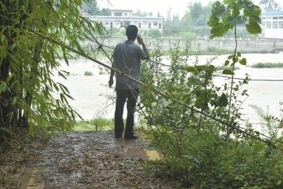 成都一段堤壩沖垮3年仍未修 10余戶村民提心吊膽