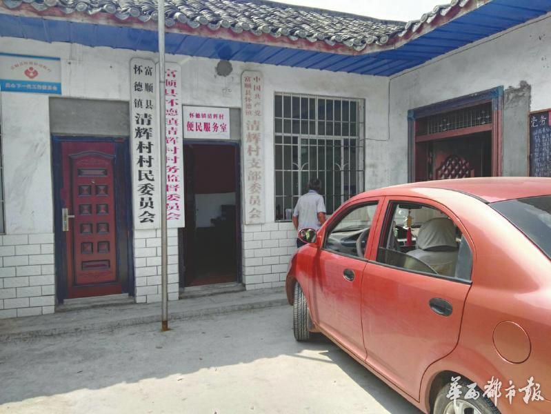 富順縣懷德鎮清輝村村委會,張玉仲在這里當村主任已經12年。