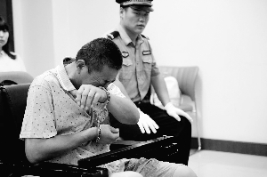 男子砍傷鄰居逃脫兩年 疑妻子被對方兒子拐走 男子砍傷鄰居逃脫兩年 疑妻子被對方兒子拐走