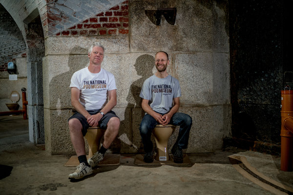 國家便便博物館位于英格蘭桑當的懷特島動物園里,其創建者奈吉爾 喬治(左)和丹尼爾 羅伯茨。