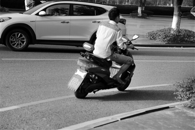 送餐員無視交規致事故頻發:送餐越快賺錢越多 送餐員無視交規致事故頻發:送餐越快賺錢越多