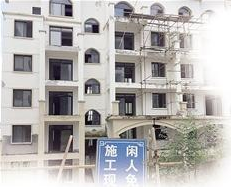 蘇馬蕩鳳凰國(guó)際小區(qū)的爛尾樓。