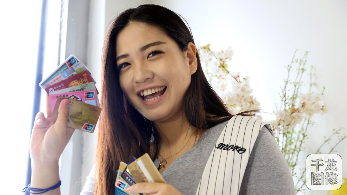 北京"京劇臉"地鐵亮相 比現用列車多載千人 北京"京劇臉"地鐵亮相 比現用列車多載千人