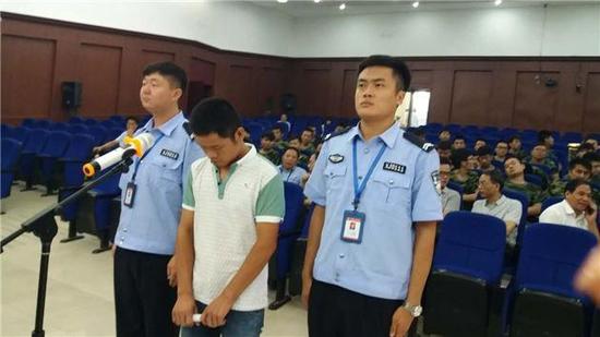 小伙給奶奶上墳燒紙遇大風(fēng) 引燃大片山林被判刑 小伙給奶奶上墳燒紙遇大風(fēng) 引燃大片山林被判刑