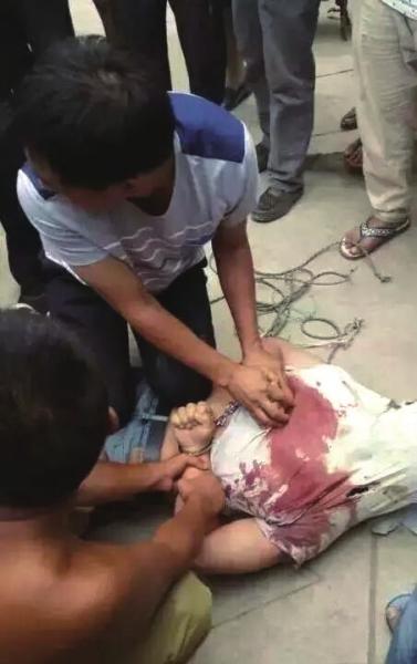 翟某虎被村民合力控制。網絡圖片