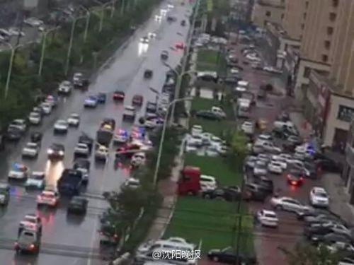 另據@沈陽日報【營口大石橋市發生運鈔車被劫持事件】2016年9月7日,下午遼寧省營口大石橋市農業銀行運款車被當班司機劫持,進入大石橋市某小區內,底下停車庫!嫌疑人已經被圍堵在地下車庫內,已經沒有逃竄的可能,事件還在進行中。