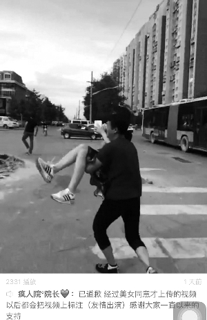 男子街頭惡搞陌生人當網紅 曾地鐵裝死親吻路人 男子街頭惡搞陌生人當網紅 曾地鐵裝死親吻路人