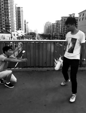 男子街頭惡搞陌生人當網紅 曾地鐵裝死親吻路人 男子街頭惡搞陌生人當網紅 曾地鐵裝死親吻路人