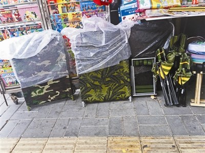 北京部分大醫(yī)院急診科床位緊張 患者無(wú)奈租買折疊床 北京部分大醫(yī)院急診科床位緊張 患者無(wú)奈租買折疊床