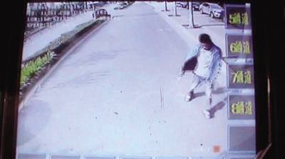 公交車視頻截圖:醉酒男子擋在公交車前,車長攙其到路邊