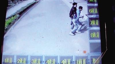 公交車視頻截圖:醉酒男子擋在公交車前,車長攙其到路邊