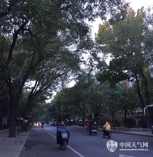7日早晨，北京海淀霧霾消散，但天氣較涼，市民包裹嚴實。（張永寧 攝）
