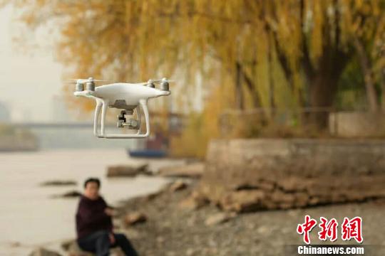 蘭州志愿者保護母親河 借助無人機“定位”撿垃圾