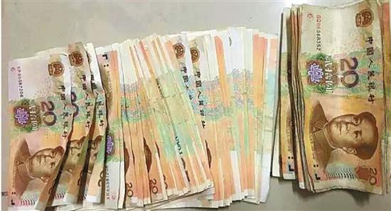 杭州快遞員收離奇包裹 里面全是20元“同號”假紙幣