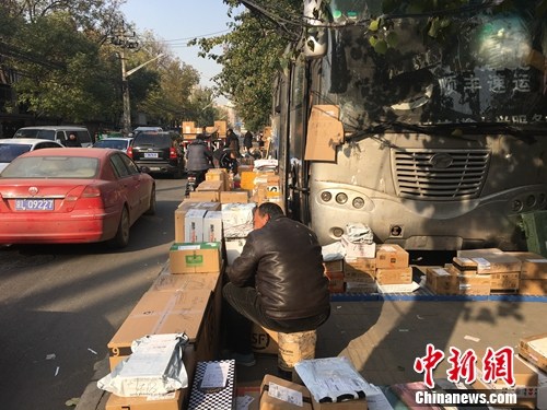雙11后，中國傳媒大學(xué)外的快遞占滿了人行道。湯琪攝