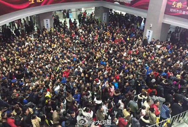 鄭州22日遭暴雪，更多市民選擇地鐵出行，地鐵車站如春運(yùn)現(xiàn)場(chǎng)。（來(lái)源 新浪網(wǎng)）