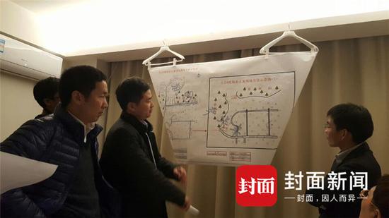 11月28日晚,律師們在賓館房間,進行最后一次案犯現(xiàn)場疑點辯護“路演”。