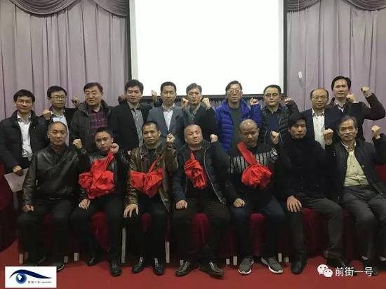 記者招待會后五名當(dāng)事人與律師合影。