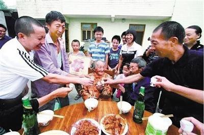 楊昌志老人108歲時(shí),和大家一起過中秋節(jié)。(資料圖片)