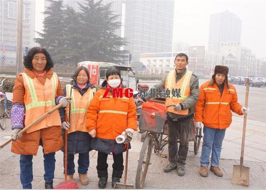1月18日上午9時,在西四環(huán)化工路口,幾位干了一早上的環(huán)衛(wèi)工暫時聚到一起喝水,溝通一下接下來的工作分工。