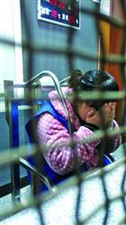 張某流淚懇求孩子家長和社會原諒她,給她一個改過的機(jī)會。遼沈晚報、聊沈客戶端記者 王鵬 攝