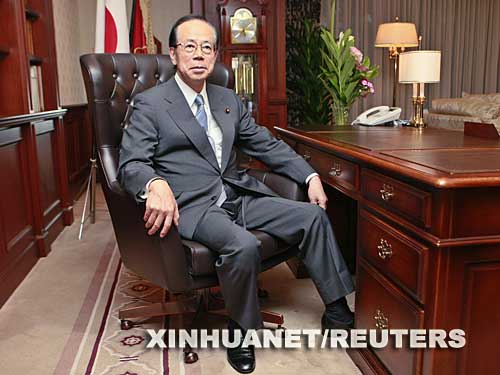 9月23日,日本自民黨新總裁福田康夫在東京自民黨總部總裁辦公室亮相。福田康夫在當天舉行的自民黨總裁選舉中以絕對優(yōu)勢擊敗自民黨干事長麻生太郎,當選為自民黨第22任總裁。 新華社/路透