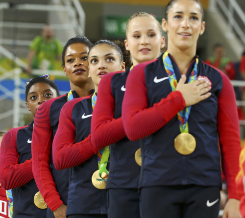 美國選手道格拉斯(左二)在奏國歌時未將手放在胸口。