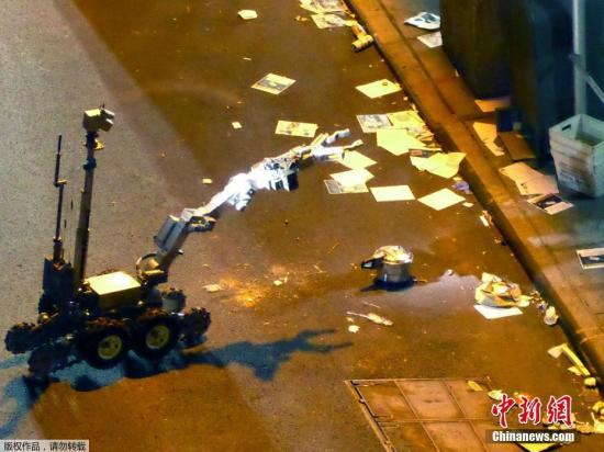 美國本土在過去兩天內發生三起爆炸事件。圖為當地時間9月18日,紐約警方的拆彈機器人探測一枚爆炸裝置。
